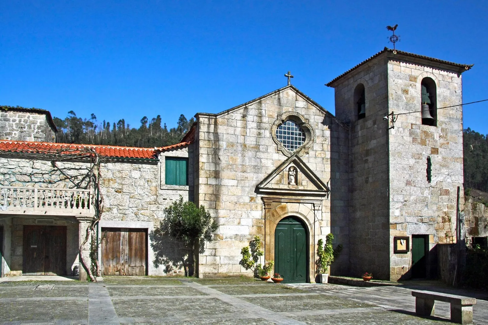 Conjunto formado pela igreja e torre do antigo mosteiro de Vila Nova de Muia