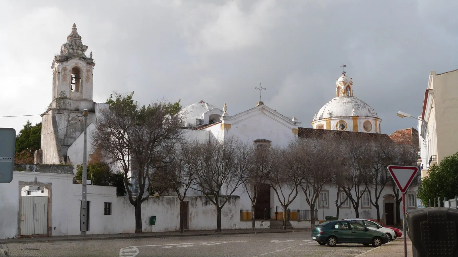 Igreja e ruínas do antigo Convento de São Francisco, incluindo o cemitério e atual jardim público e o património integrado