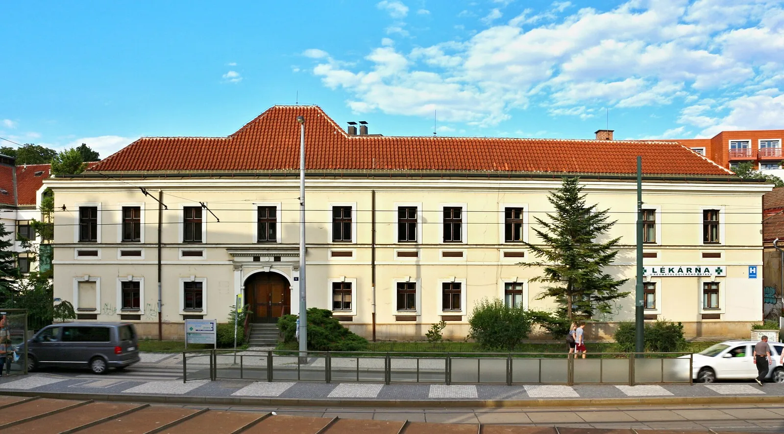 Klášter servitů u kostela Zvěstování Panny Marie na Trávníčku