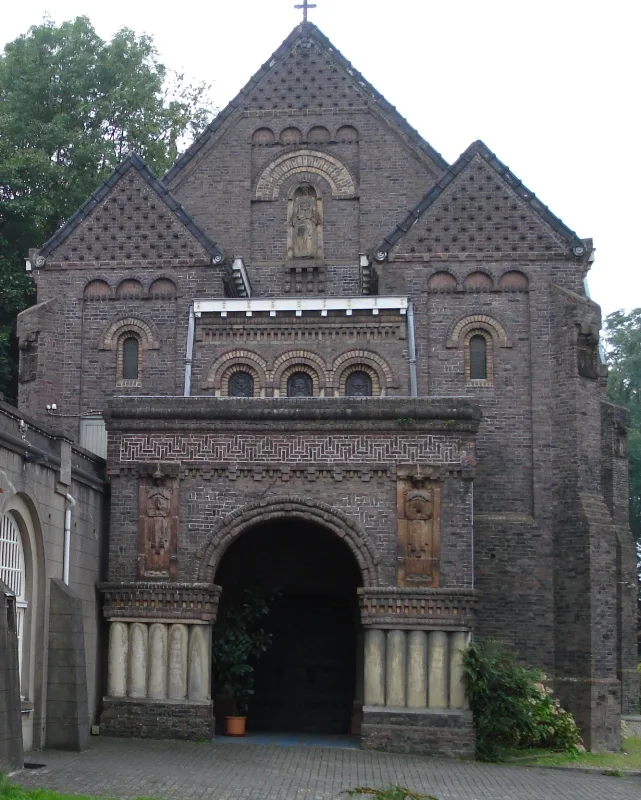 Klooster Opveld: building with covered walk and neo-romanesque cloister chapel