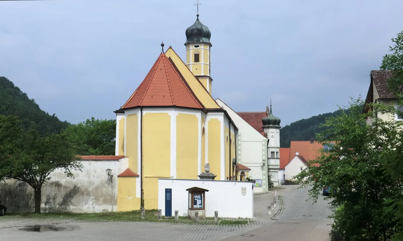 Kollegiatstift Heilig Geist, Neuessing
