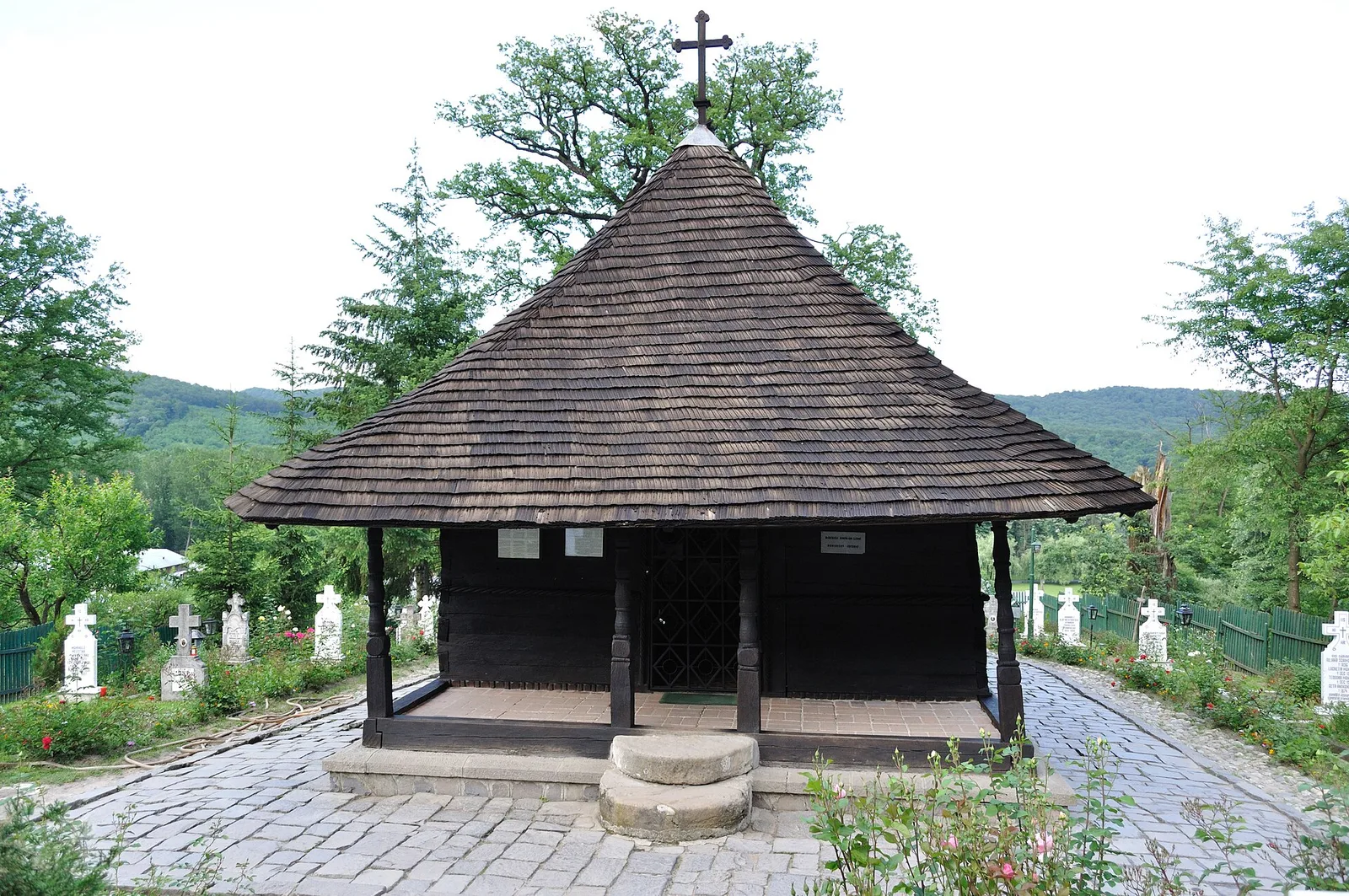 monastère Dintr-un lemn