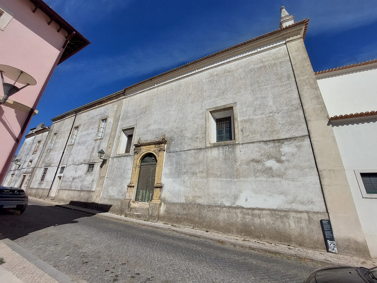 Pórtico da Igreja do Convento da Esperança (teatro velho) e o pátio (antigo claustro) das três cisternas que lhe fica na rectaguarda