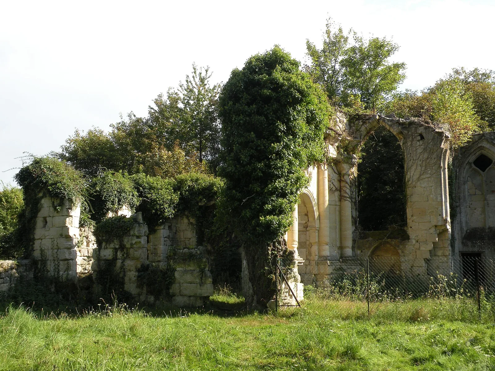 prieuré de Saint-Pierre-en-Chastres