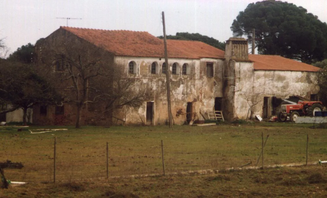 Ruínas do Convento de Santo António, na Quinta da Arca, e o aqueduto