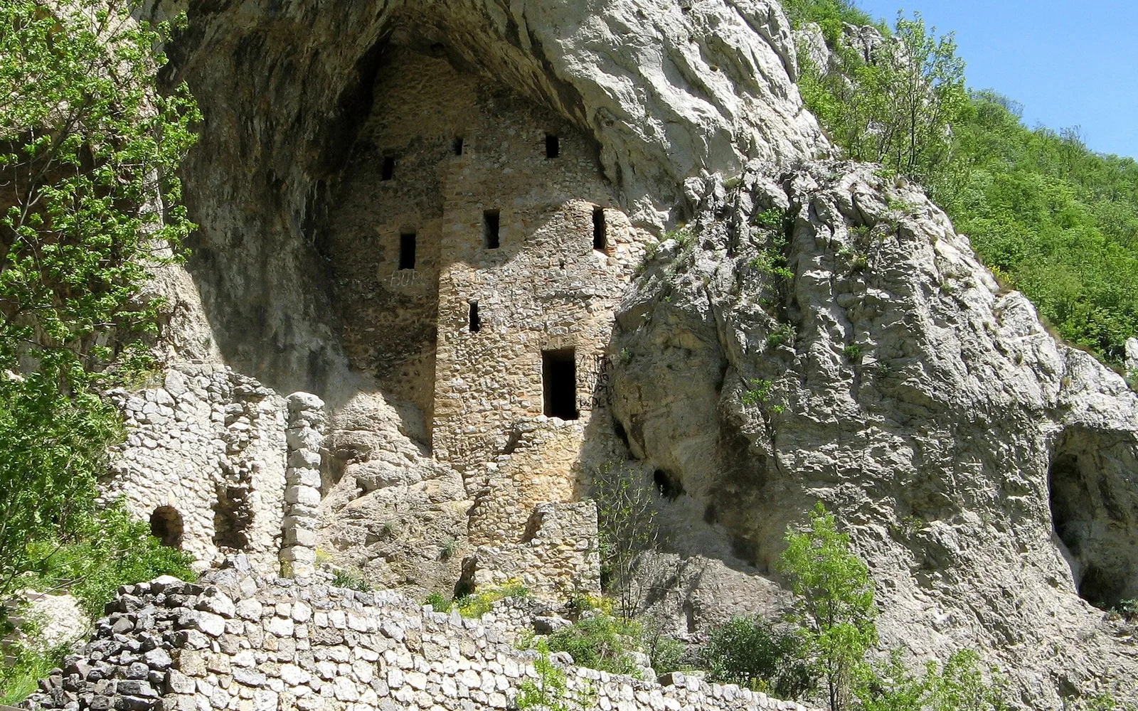 Ruines des monastères de la Métropole et de l'Annonciation