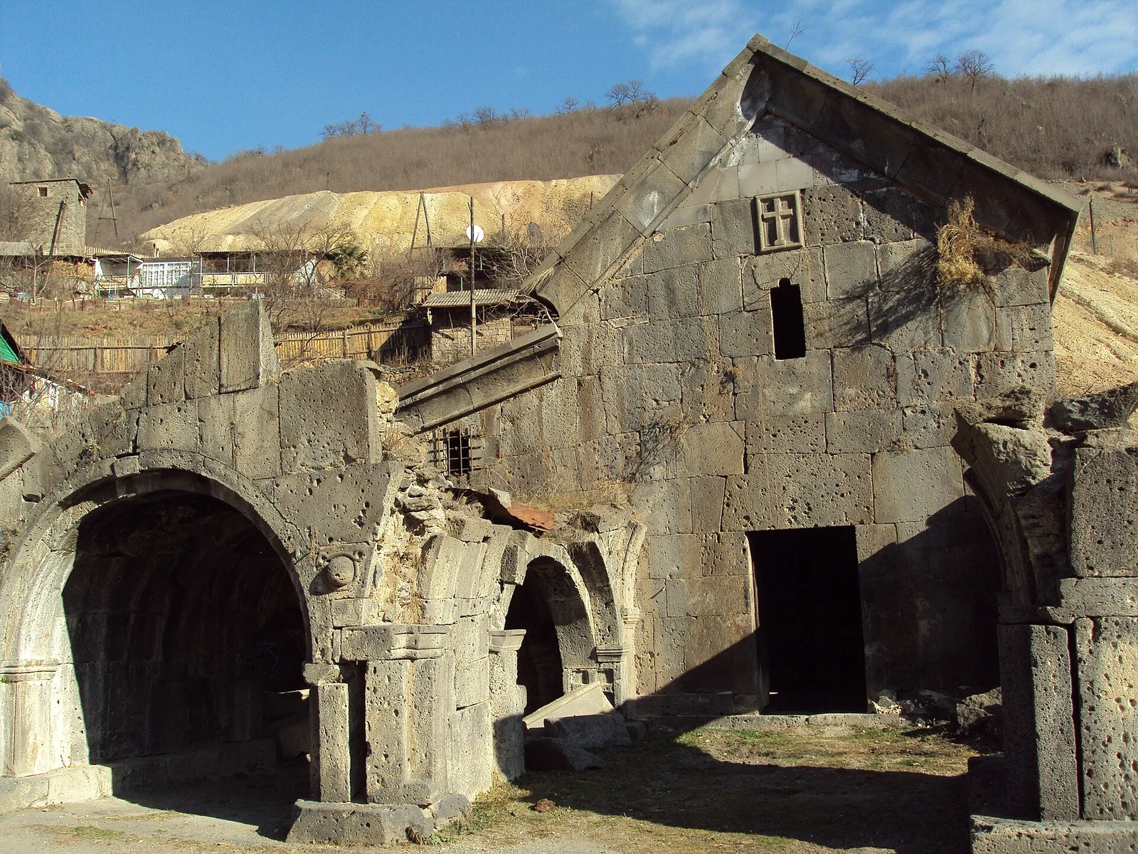 Surb Yerordutyun, Akhtala