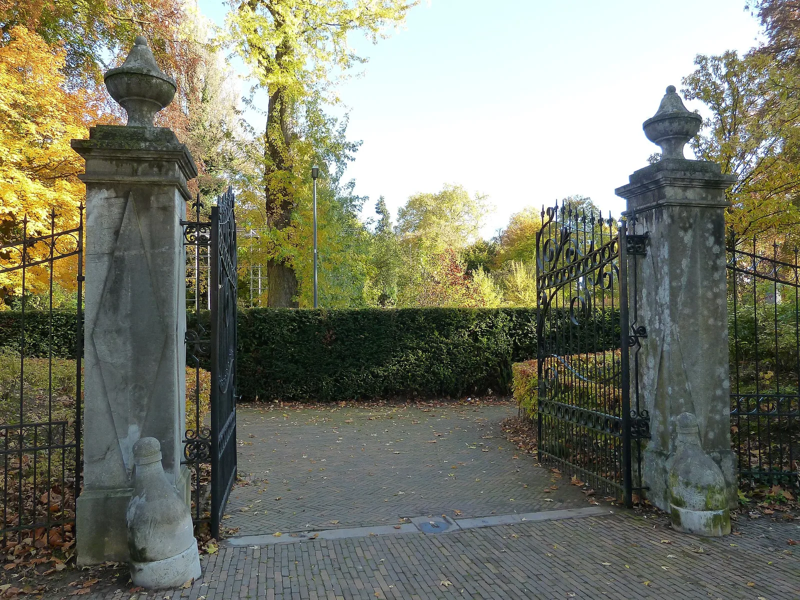 U-shaped canal, fence pillars and wall in Proosdijpark