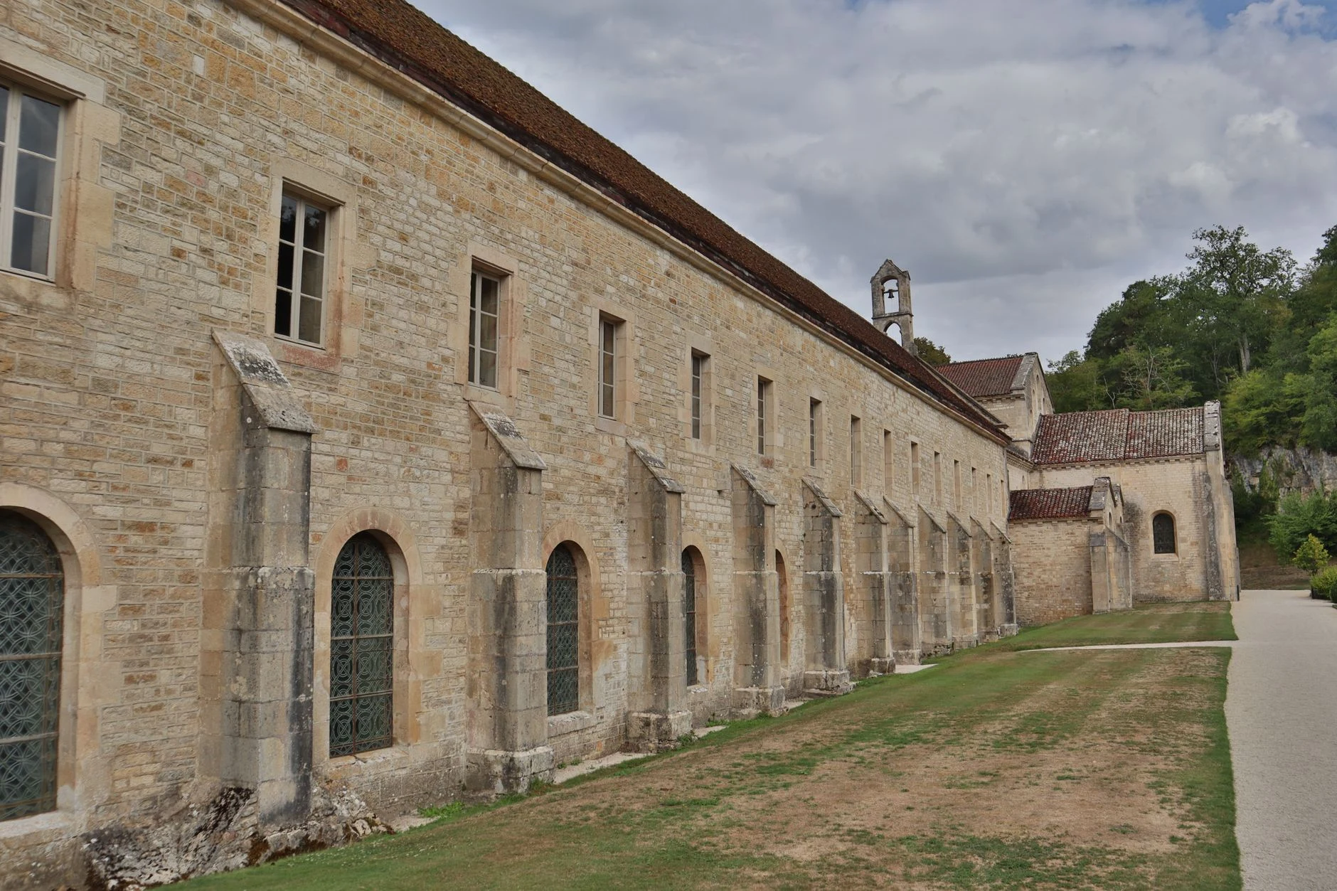 Quelle est la différence entre une abbaye et un monastère ?